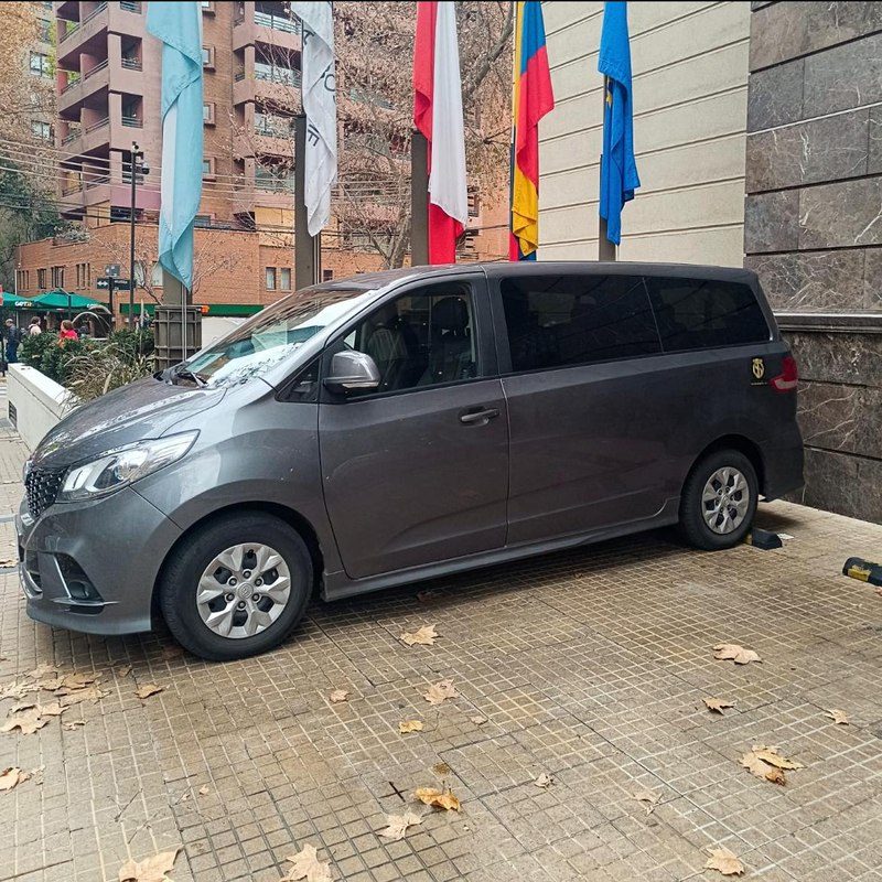 Maxus G10 van used for Santiago airport transfers